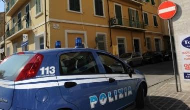 In due rubano un paio di scarpe, senegalese li insegue e ne fa arrestare uno