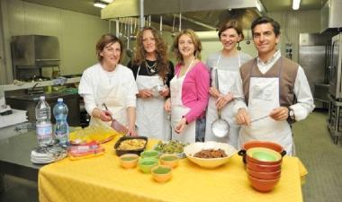 Claudia Cosimi e le allieve presentano i piatti appena preparati 