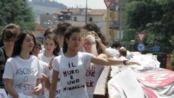 Uno striscione su tutto il ponte