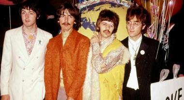 Il primo da destra &egrave; John Lennon, il primo da sinistra Paul McCartney 