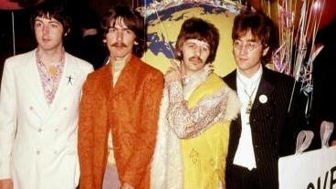 Il primo da destra è John Lennon, il primo da sinistra Paul McCartney