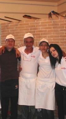 Una parte dello staff del rinnovato ristorante 