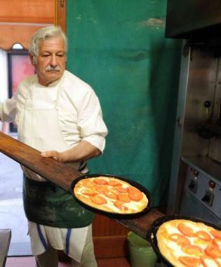 In cucina si sfornano pizze e schiacciate a getto continuo 
