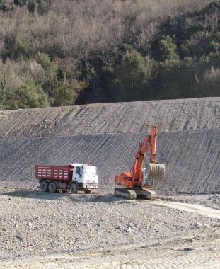 Ruspe nellex cava del Limoncino Sotto lassessore Sposito 