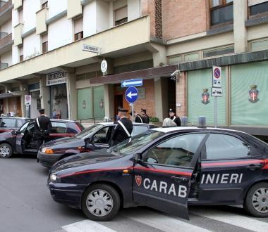 I carabinieri di fronte alla caserma della compagnia 