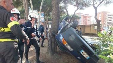 Scontro all'incrocio, bloccata nell'auto che si ribalta