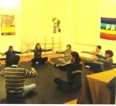 Una lezione di yoga della gestione Arci 