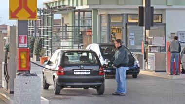Un automobilista rifornisce la propria auto di carburante 