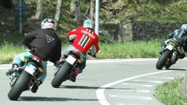 Motociclisti lungo le curve della statale Porrettana