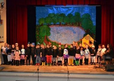 Recitano in francese, tanti applausi ai piccoli alunni della scuola "Amici"