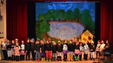 Recitano in francese, tanti applausi ai piccoli alunni della scuola "Amici"