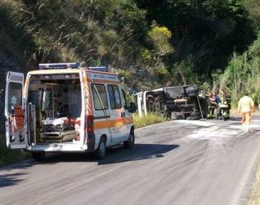 Camion frigo si ribalta a Campo Grande