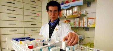 Un farmacista al lavoro 