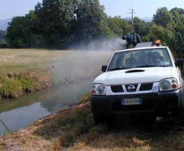 Un mezzo al lavoro per la disinfestazione delle zanzare lungo un corso dacqua         