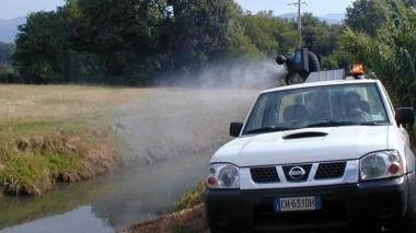 Un mezzo al lavoro per la disinfestazione delle zanzare lungo un corso d’acqua