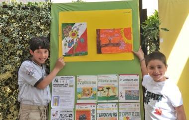 Due bambini alcuni dei disegni vincitori  