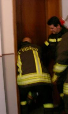 I vigili del fuoco aprono una porta
