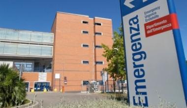 <b>PRONTO SOCCORSO.</b> A sx, lingresso del reparto di urgenza. Sopra, Spartaco Francesconi 