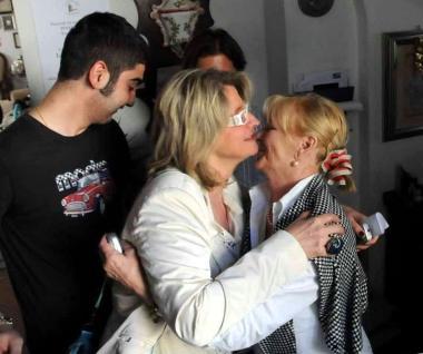 A sinistra Lucia Baracchini festeggiata dopo la vittoria elettorale a destra Petriccioli e Leri            