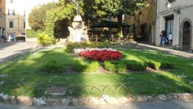 Laiuola con lo stemma del Comune in piazza XX Settembre 
