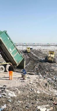 Operazioni di scarico dei rifiuti alla discarica gestita dall’azienda Geofor