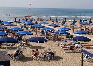 <b>SPIAGGE.</b> Ombrelloni e sdraio in Versilia 