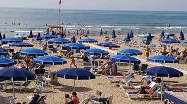 <b>SPIAGGE.</b> Ombrelloni e sdraio in Versilia