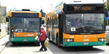 Luciano Del Santo presidente del Copit A sinistra due bus nelle strade del centro cittadino  
