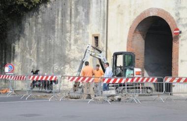 Lavori a porta Santa Maria, la piazza con alcuni posti auto vuoti e il semaforo 
