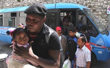 Jessica con il suo babbo allarrivo in ospedale per le visite mediche       