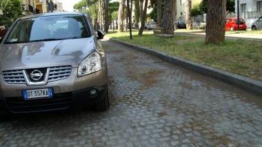 Viale dei Pini: la carreggiata è strettissima ma ci si parcheggia. E i mezzi di soccorso?