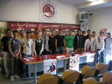 <b>ALLIEVI.</b> I boys amaranto con lo staff delle Cure palliative 
