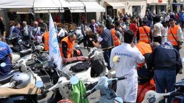Un raduno di Vespe in centro a Pontedera