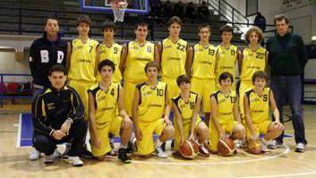 La squadra dellUnder 15 del basket Donoratico         