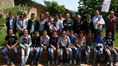 Il gruppo dei fantini coi presidente durante la cerimonia di iscrizione della passata edizione