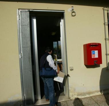 Lingresso dellufficio postale de La Serra nel comune di San Miniato  