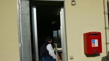 L’ingresso dell’ufficio postale de La Serra nel comune di San Miniato