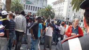 La protesta davanti al municipio