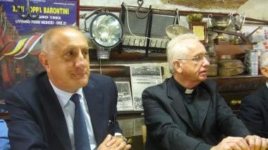 L’assessore Claudio Ritorni e don Paolo Razzauti nella cantina del Palio