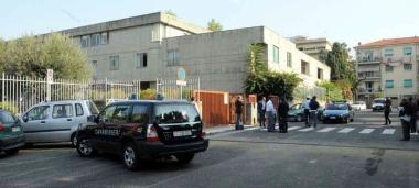 Un pattuglia di carabinieri allesterno del palazzo di giustizia       
