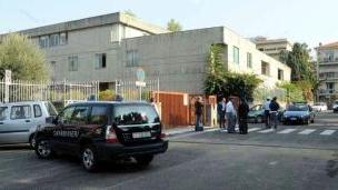 Un pattuglia di carabinieri all’esterno del palazzo di giustizia