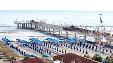 Il pontile di Tonfano: da lì partono i raid contro i bagni vicini