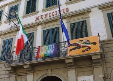 I segni della protesta contro il patto di stabilit&agrave; affissi al municipio 