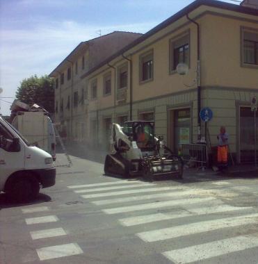 Asfaltatura in via Cavallotti ieri 