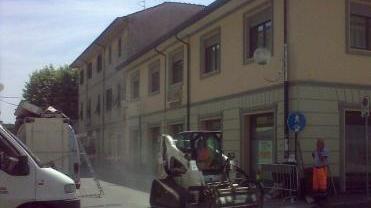 Asfaltatura in via Cavallotti ieri