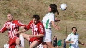 Un’azione di gioco nel campionato di calcio di Terza Categoria