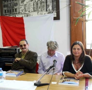 Il pubblico radunato nella sede della circoscrizione 2 In alto Otello Chelli, Gigi Suardi e Monica Ria 