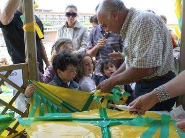 Aquiloni a Villa Serena i nonni e i bambini si sono presi per mano