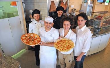 Sopra lo staff al completo della Tana del Coniglio a fianco acrobazia di Cristiano con la pizza        
