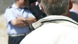 Un vigile in borghese con il giacchetto strappato nella zuffa al mercato